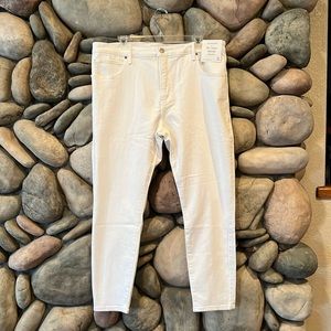 NWT Abercrombie & Fitch Women’s White High Rise Skinny Jeans